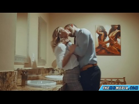 ❤️ Kiam belplena blondulo delogas vin en publika necesejo ❤️ Anala porno ĉe eo.pornpictureshq.ru ☑